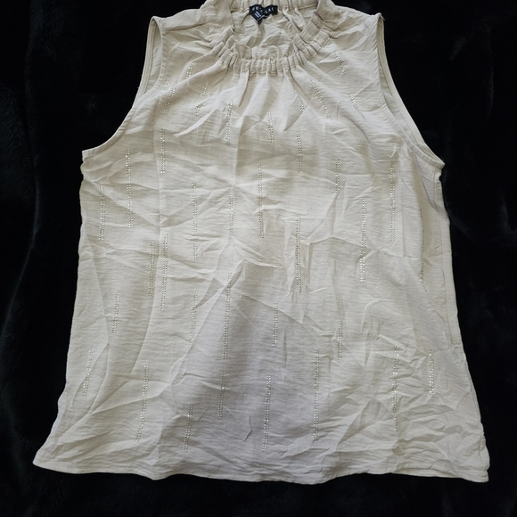 Como Black Tops - Elegant Cream Sleeveless Tank Top